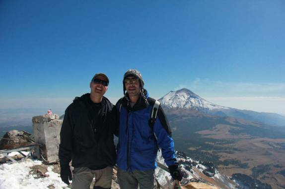 Com o Gera no alto do vulcão Izta, com o Popo ao fundo, na região de Amecameca, no centro do México (foto de Geraldo Ozorio)